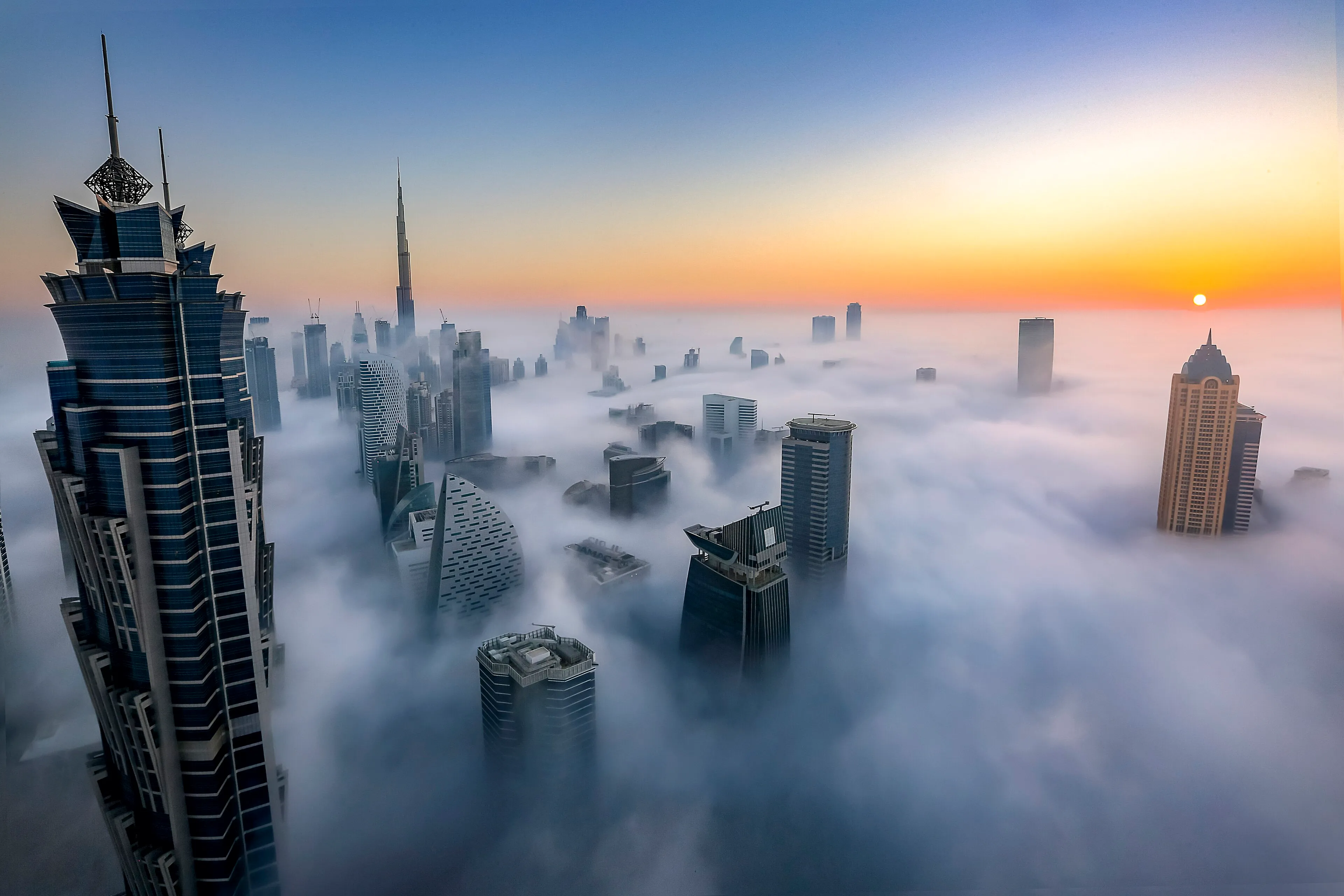 Вид на панораму Дубая с высоты со стороны комплекса Al Habtoor City в утренней дымке